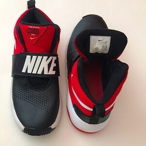 NikeTeam Hustle Court Shoe Boys 7Y